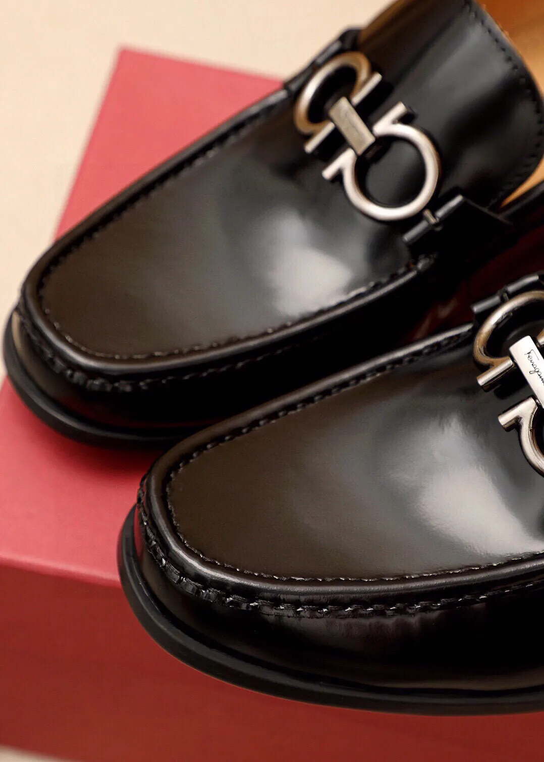 Men's shoes 💰480 💐 Product trademark: Ferragamo "Ferragamo" casual leather shoes Regular size: 38-44 (45🉑️customized) Product materials: Selected imported first-layer open-edge beaded cowhide leather upper + luxury hardware buckle, imported water-dyed cowhide leather lining. Strong three-dimensional visual effect, original outsole color: 4⃣️seed leather materials available